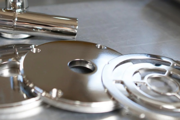 Elettrolucidatura di parti metalliche