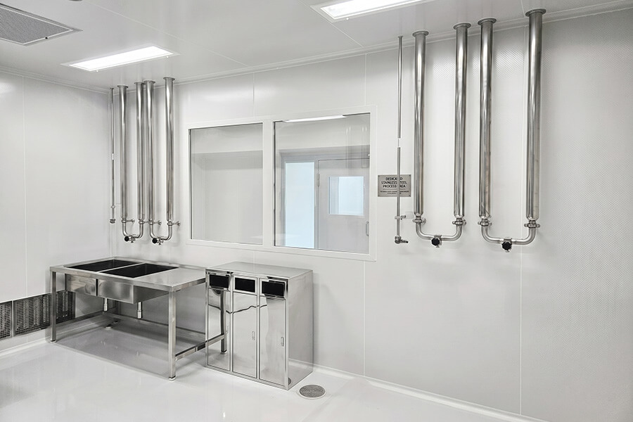 ISO 7 cleanroom environment for medical component assembly