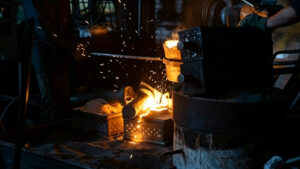 Vertido de latón fundido