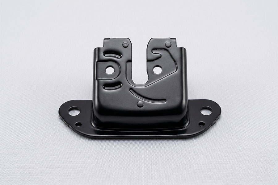 Black trivalent zinc plating on metal component