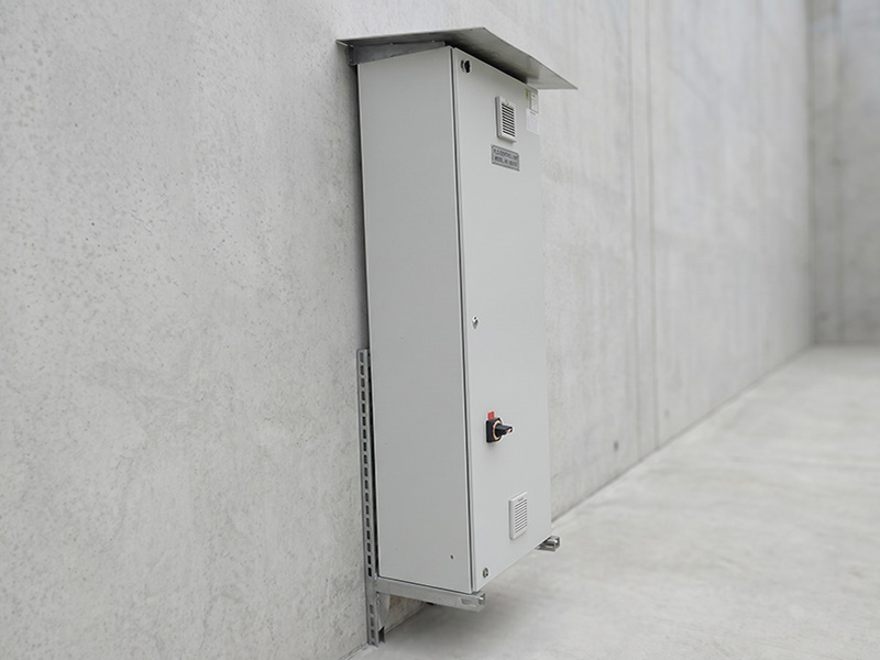 Outdoor enclosure with AC unit