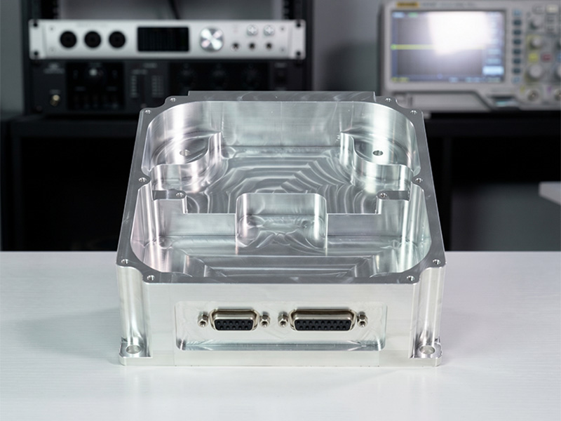 Alloggiamento elettronico in alluminio lavorato a CNC di precisione
