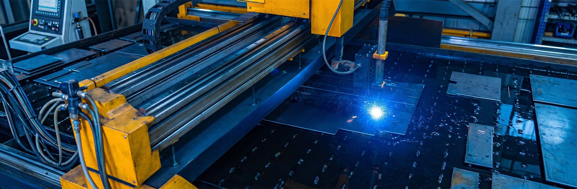 Advanced fiber laser machine cutting sheet metal