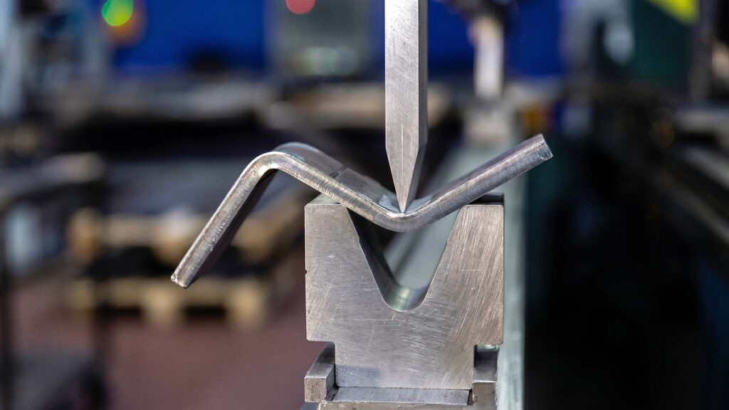 Nærbillede af en kantpresse, der bukker plademetal