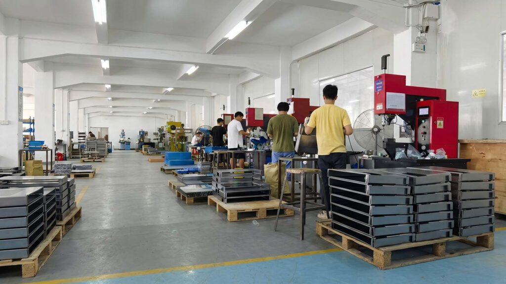 Processo di rivettatura leggero per l’assemblaggio di lamiere sottili presso ShincoFab