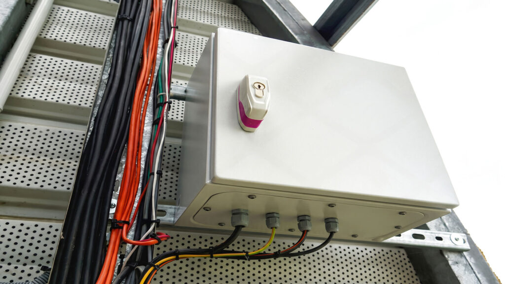 Nová nástěnná průmyslová elektrická skříň s kabely