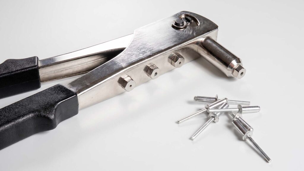 Manual hand riveter tool with loose pop rivets