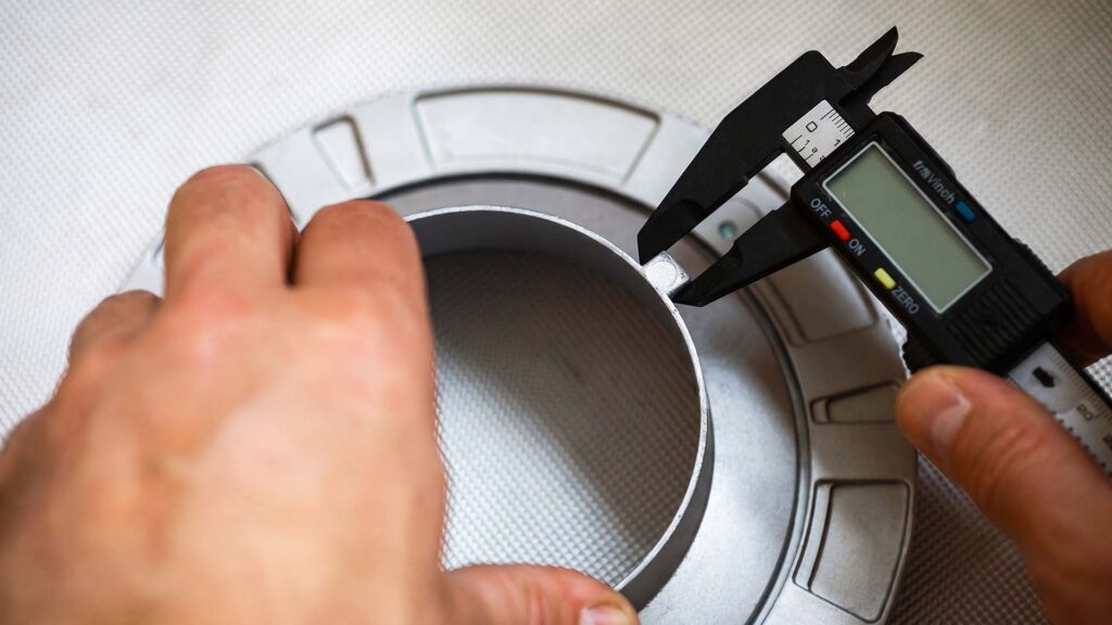 Measuring metal cylinder with a digital caliper